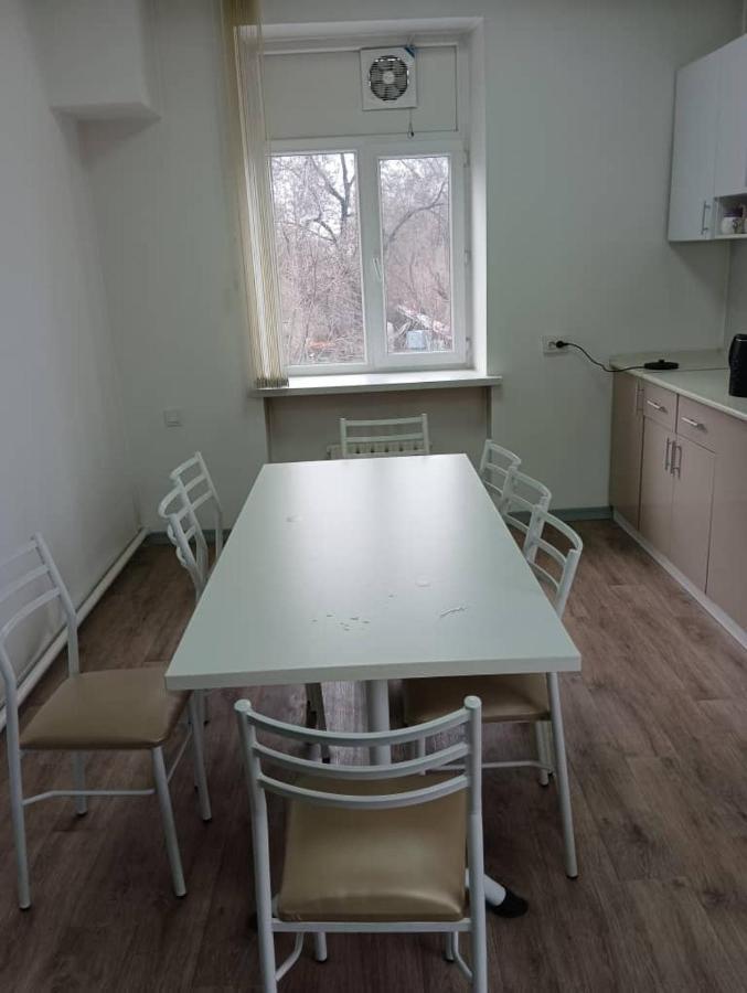 BekBro Hostel Bisjkek Buitenkant foto
